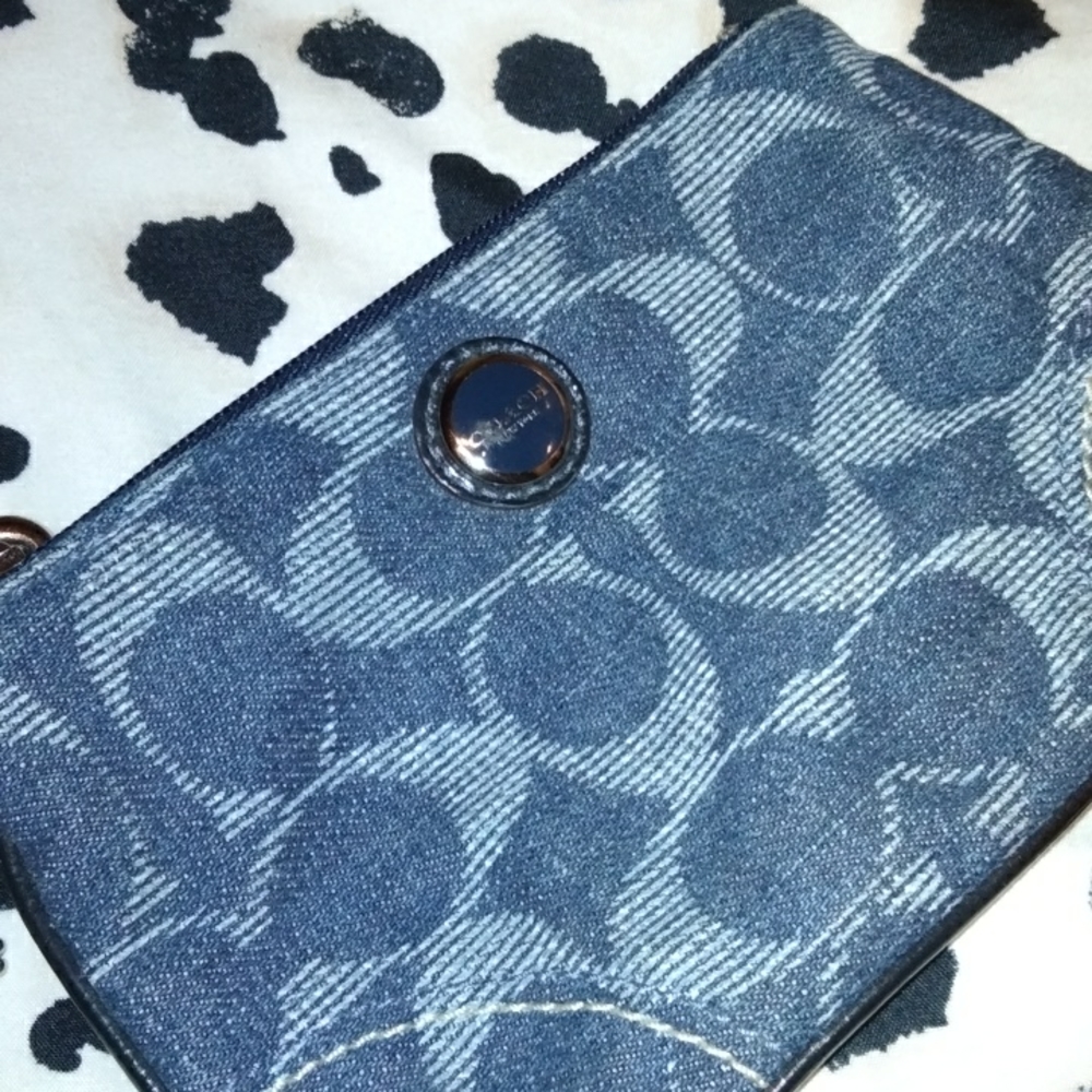 Iam selling a coach wristlet